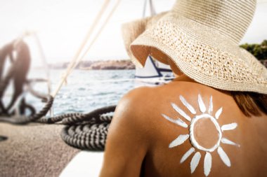 Sırtında güneş kremi ve yaz plajı geçmişi olan bir kadın. Dekorasyonunuz veya ürününüz için yer. 