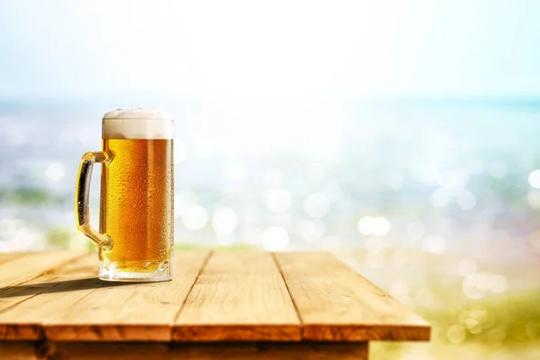 Birra Fredda Grande Bicchiere Tavolo Legno Con Fondo Mare Spiaggia — Foto Stock