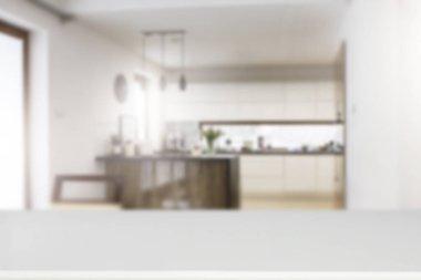 Beyaz masa üstü ve parlak mutfak arka planı bulanık