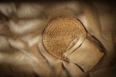 Jute kumaş arkaplanı ve diğer ürünler için boş bir alan. Fotoğraf yukarıdan çekildi