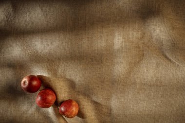 Jute kumaş arkaplanı ve diğer ürünler için boş bir alan. Fotoğraf yukarıdan çekildi
