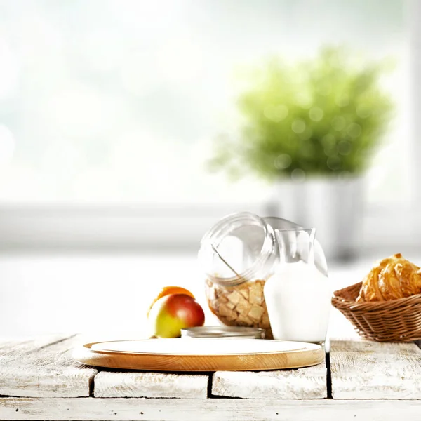 日当たりの良いキッチンでシリアル コーンフレークと果物と春の朝食 — ストック写真
