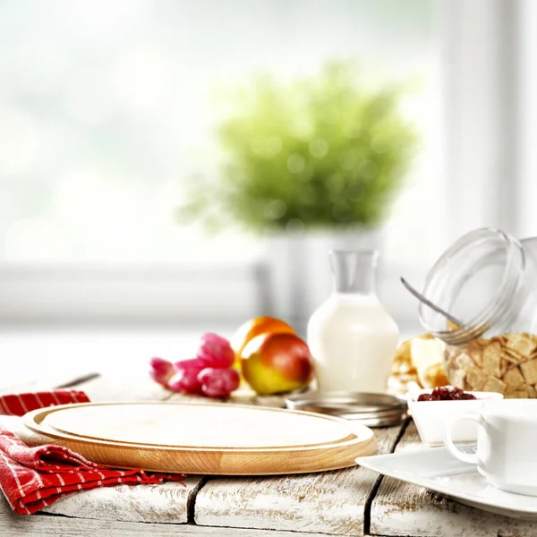 日当たりの良いキッチンでシリアル コーンフレークと果物と春の朝食 — ストック写真