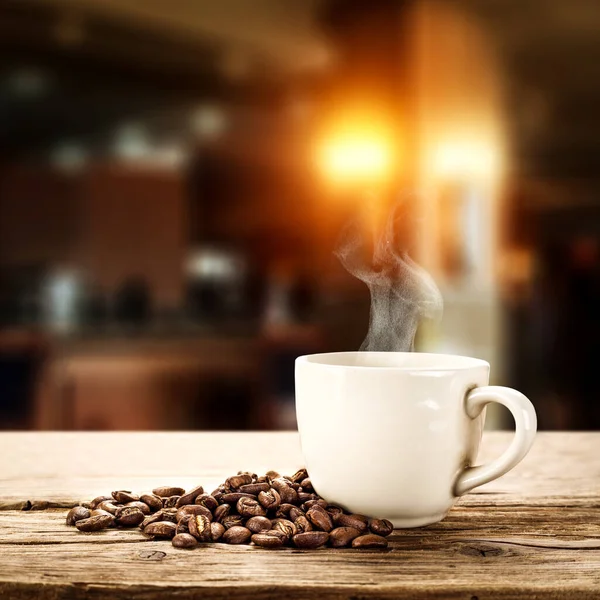 Tasse Heißen Kaffee Mit Dunklem Verschwommenem Hintergrund — Stockfoto