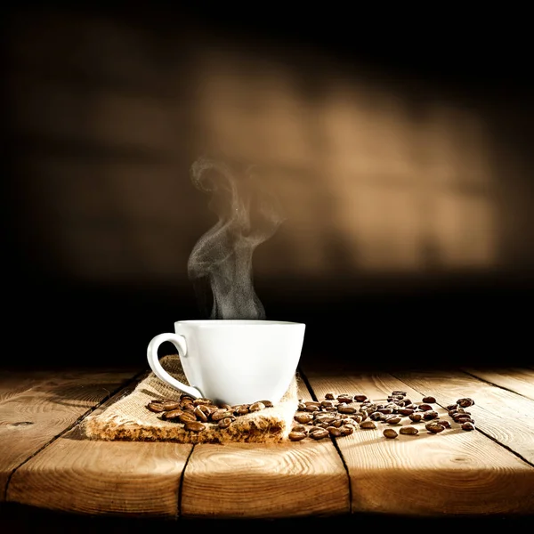 Tazza Caffè Caldo Con Sfondo Interno Scuro Sfocato — Foto Stock