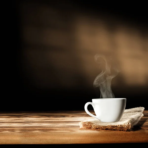 Tasse Heißen Kaffee Mit Dunklem Verschwommenem Hintergrund — Stockfoto