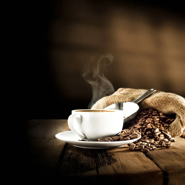 Tasse Heißen Kaffee Mit Dunklem Verschwommenem Hintergrund — Stockfoto