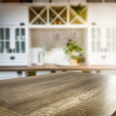 Bulanıklık mutfak arka plan ile ahşap masa