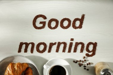 Kahve fincanı ve kahve fincanı ahşap masada. İyi bir güne başlamak için günaydın.