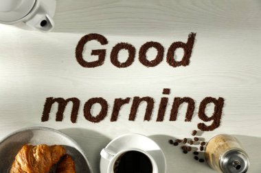 Günaydın, parlak masa arkaplanlı kahve çekirdeği yazıları. Reklam ürünleri ve dekorasyon için alanı kopyala.