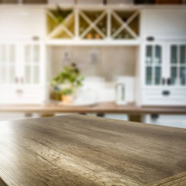 Ahşap mutfak tezgahı. Mutfak arka planı bulanık..