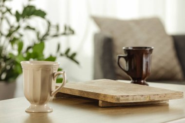 Ürünler ve nesneler için boş alanı olan ve arka planda parlak ev içi bulanık bir tablo üstü.