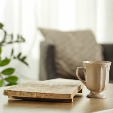 Ürünler ve nesneler için boş alanı olan ve arka planda parlak ev içi bulanık bir tablo üstü.