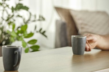 Ürünler ve nesneler için boş alanı olan ve arka planda parlak ev içi bulanık bir tablo üstü.