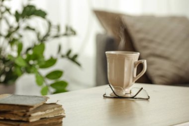 Ürünler ve nesneler için boş alanı olan ve arka planda parlak ev içi bulanık bir tablo üstü.