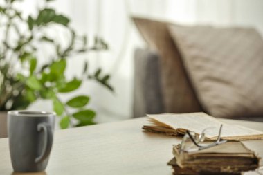 Ürünler ve nesneler için boş alanı olan ve arka planda parlak ev içi bulanık bir tablo üstü.