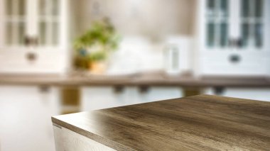 Ürünler ve nesneler için arkaplanı bulanık mutfak arka planına sahip tahta masa üstü arkaplanı.