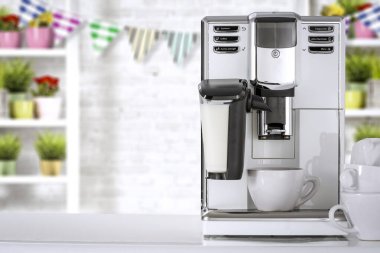 Arka planı duvar olan kahve makinesi.