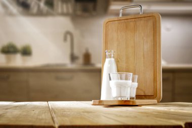 Mik cam içinde, ahşap masanın üzerinde. Mutfak arka planı bulanık.