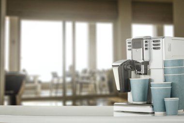 İçi kahve makinesiyle bulanık, parlak bir mutfak..