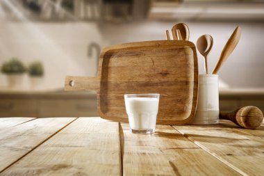 Mutfak ekipmanları ve ürünler için alan ile retro mutfağın bulanık arka planı.