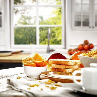 Retro mutfak ve kahvaltı saatinin bulanık arka planı. Paskalya zamanı. 