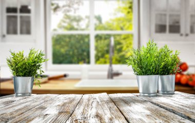 Mutfak masası ve kahvaltı sabah güneşinin arka planında. Paskalya zamanı. Pencere boşluğunun bulanık arkaplanı.