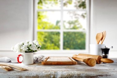 Mutfakta masa arkası ve süsleme için yer var..