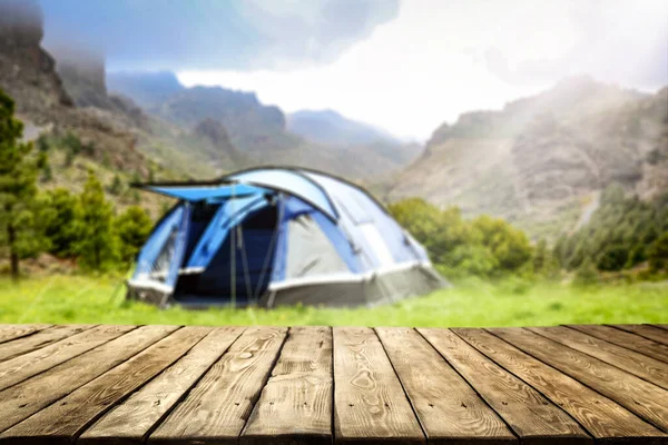 Houten Tafel Een Tent Ruimte Voor Decoratie Met Wazig Bergachtige Stockfoto