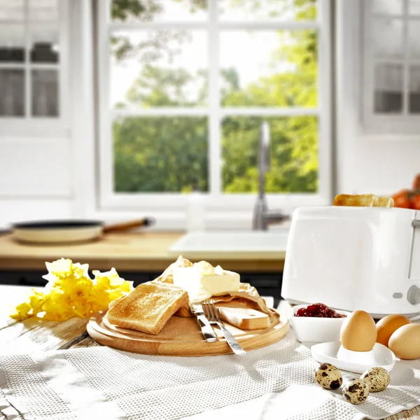テーブルと白い窓の眺めで新鮮な朝食 — ストック写真