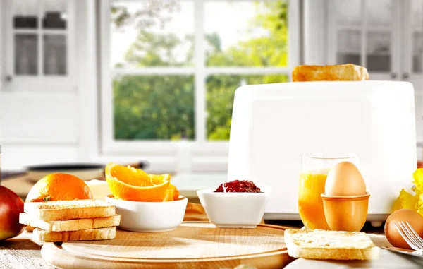 テーブルと白い窓の眺めで新鮮な朝食 — ストック写真