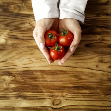 Elinde taze domates ve dekorasyonun için boş yer.. 