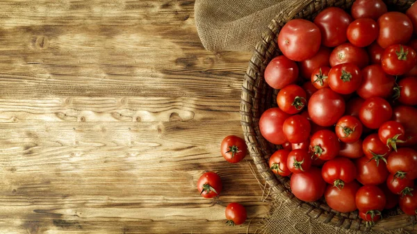 Frische Rote Tomaten Korb Und Freier Platz Für Ihre Dekoration — Stockfoto
