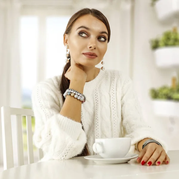 Slanke Jonge Vrouw Met Witte Houten Tafel Vrije Ruimte Voor — Stockfoto