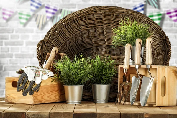 Herramientas Jardín Gran Canasta Mimbre Sobre Fondo Mesa Madera — Foto de Stock