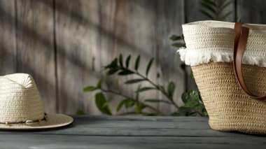 Dekorasyonun için ahşap masa. Ahşap retro duvarlı saman torbası ve güneş ışığının gölgesi. Dekorasyonunuz için alanı kopyalayın. 