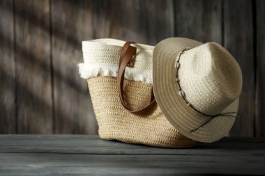 Dekorasyonun için ahşap masa. Hasır torba ve ahşap retro duvarlı şapka ve güneş ışığının gölgesi. Dekorasyonunuz için alanı kopyalayın. 