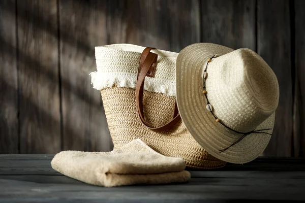 Tavolo Legno Con Spazio Vostra Decorazione Composizione Borsa Cappello Paglia — Foto Stock