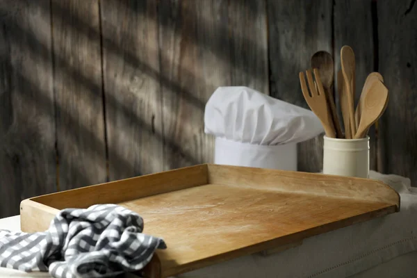 木制深色背景 配有厨房用具和装饰空间 — 图库照片