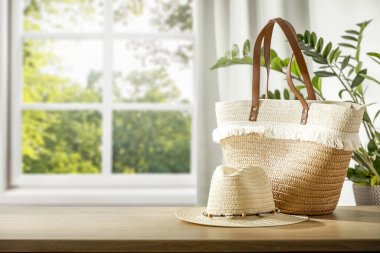 Ahşap masa arkaplanı boşluk ve pencereli bulanık ev içi 