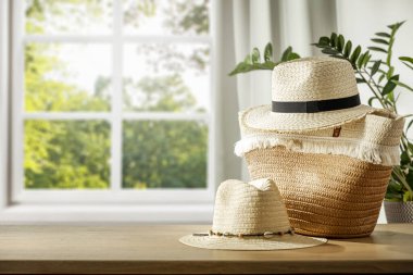 Ahşap masa arkaplanı boşluk ve pencereli bulanık ev içi 