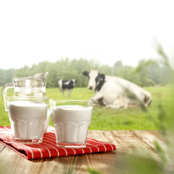 テーブルの上に牛や牛乳の農村風景と朝の時間 — ストック写真