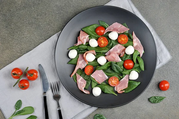 Salada Com Presunto Parma Queijo Mussarela Tomate Cereja Espinafre Prato — Fotografia de Stock