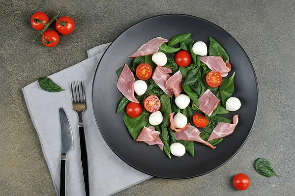 Salada Com Presunto Parma Queijo Mussarela Tomate Cereja Espinafre Prato — Fotografia de Stock