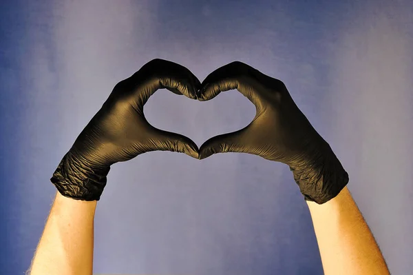 Руки Чёрных Латексных Перчатках Пальцы Формируют Форму Сердца Жест Символизирует Лицензионные Стоковые Изображения