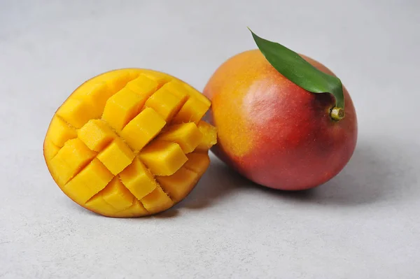 Ganze Mango Und Die Hälfte Der Frucht Exotische Reife Früchte — Stockfoto