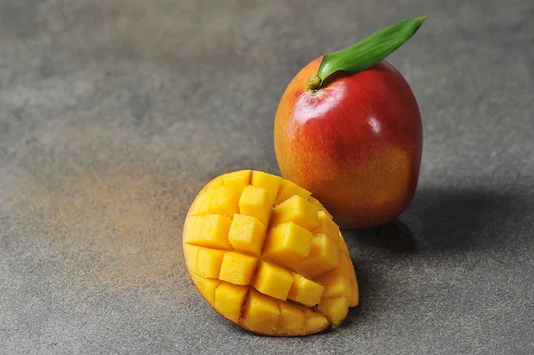 Ganze Mangofrüchte Und Halbe Mangofrucht Herausnehmen Nahaufnahme Grauer Hintergrund Freiraum — Stockfoto