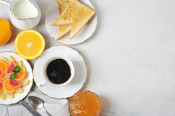 Кофе Тостами Тосты Подаются Апельсиновым Джемом Концепция Романтического Завтрака Вид Стоковая Картинка