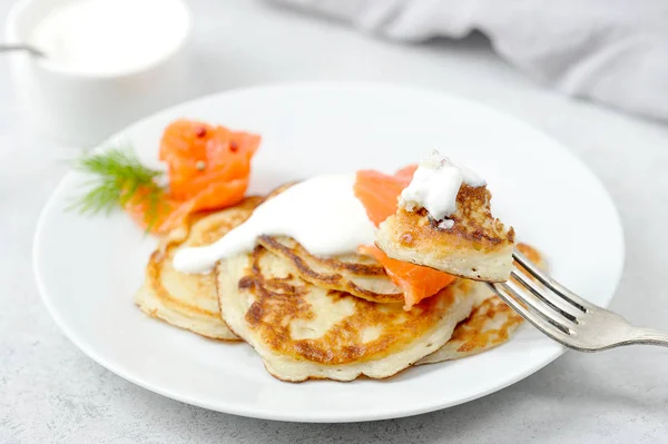 Buñuelos Con Salmón Salado Crema Agria Tenedor Con Trozo Panqueque — Foto de Stock