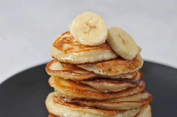 Pile Fritters Black Plate Top Pancake Slices Banana Pancakes Watered — Stock Photo, Image